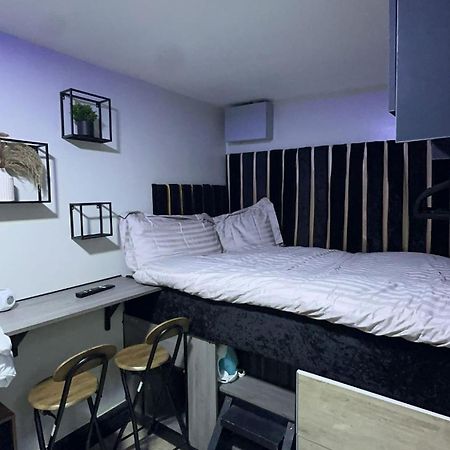 Studio Apartment In Bolton Town 外观 照片